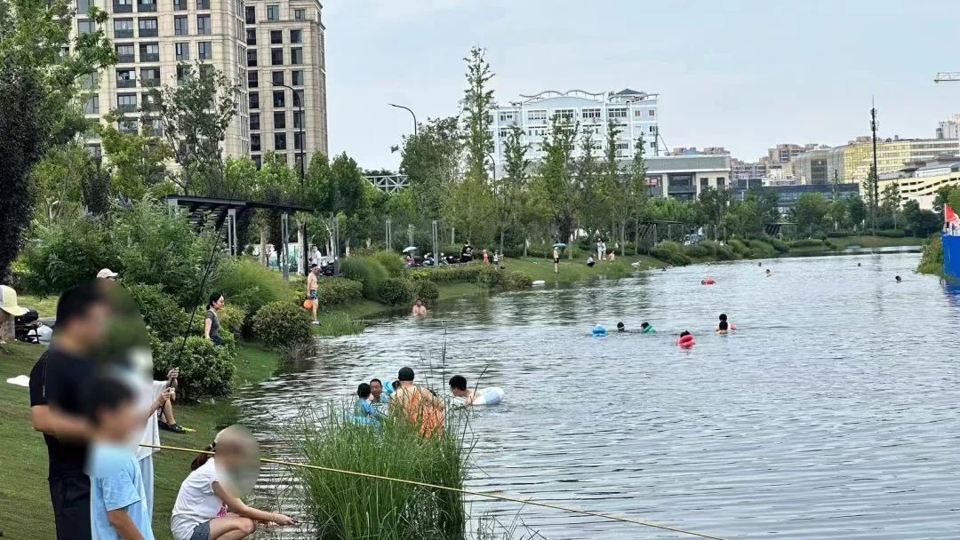 上海一处河道成了网红打卡地，大人小孩都来凑热闹！网友吵翻…… ... ...