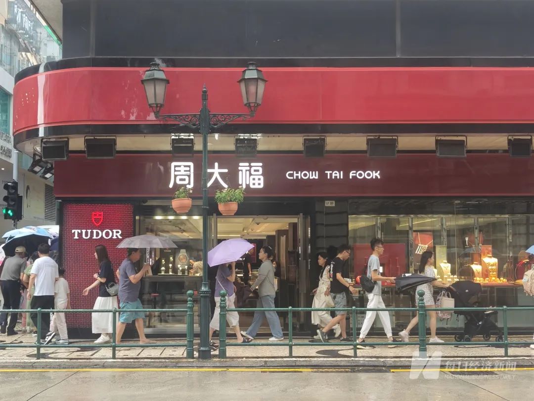 一夜之间，黄金价格再创新高！买黄金的又赚了，上周末有人一次下单近20万元金条 ... . ...