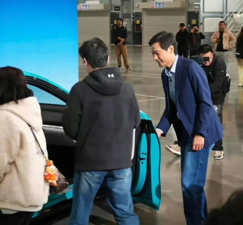 雷军弯腰给车主开门，被指“会搞流量”？本人最新回应，还称其实有点社恐 ... ... ...