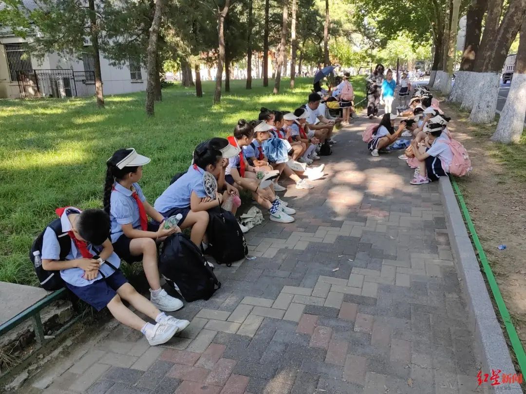 清华北大开放暑期参观：预约名额1分钟被抢光，有人参加8000元研学团只能在门口拍照 .. ...