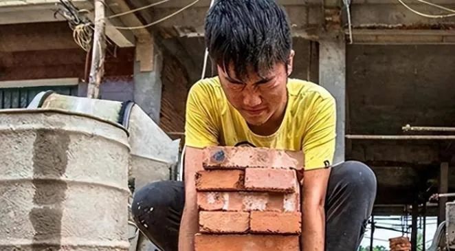 “好崩溃…我妈连1w块都拿不出来！”热搜上“7万块暑假账单”，刺痛多少父母？ ... .. ...