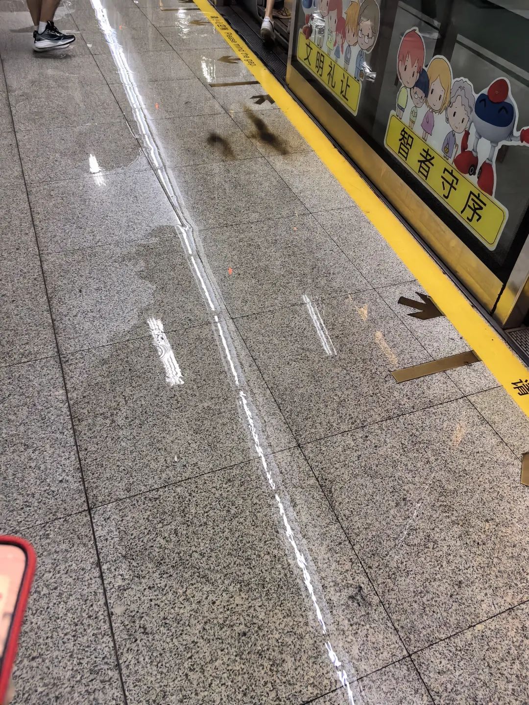 突发！上海一地铁站“大漏水”，一度跳站运行！地铁官方发布情况说明 ... ...