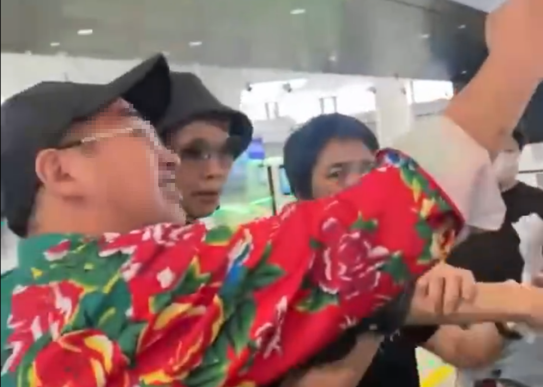 61岁叶童在机场被吓懵！有人突然冲出来...