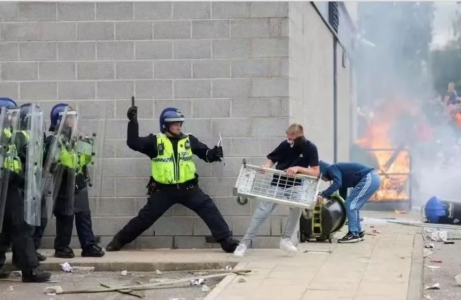 英国爆发大规模骚乱！移英港人还好吗？