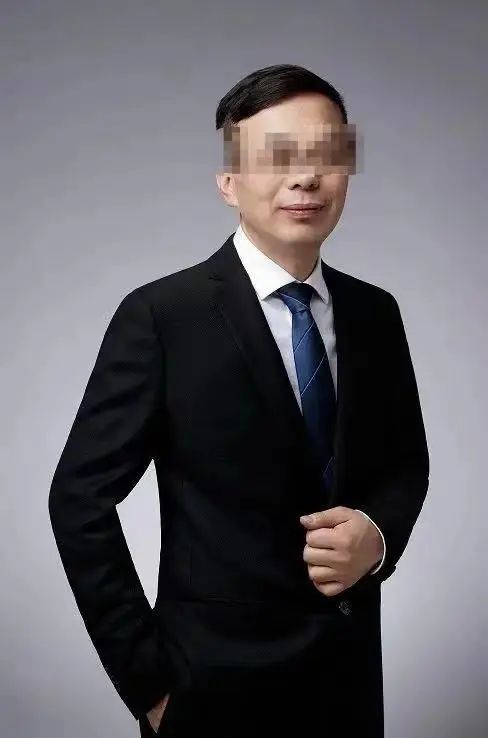 他被曝失联！陷“陪睡”风波