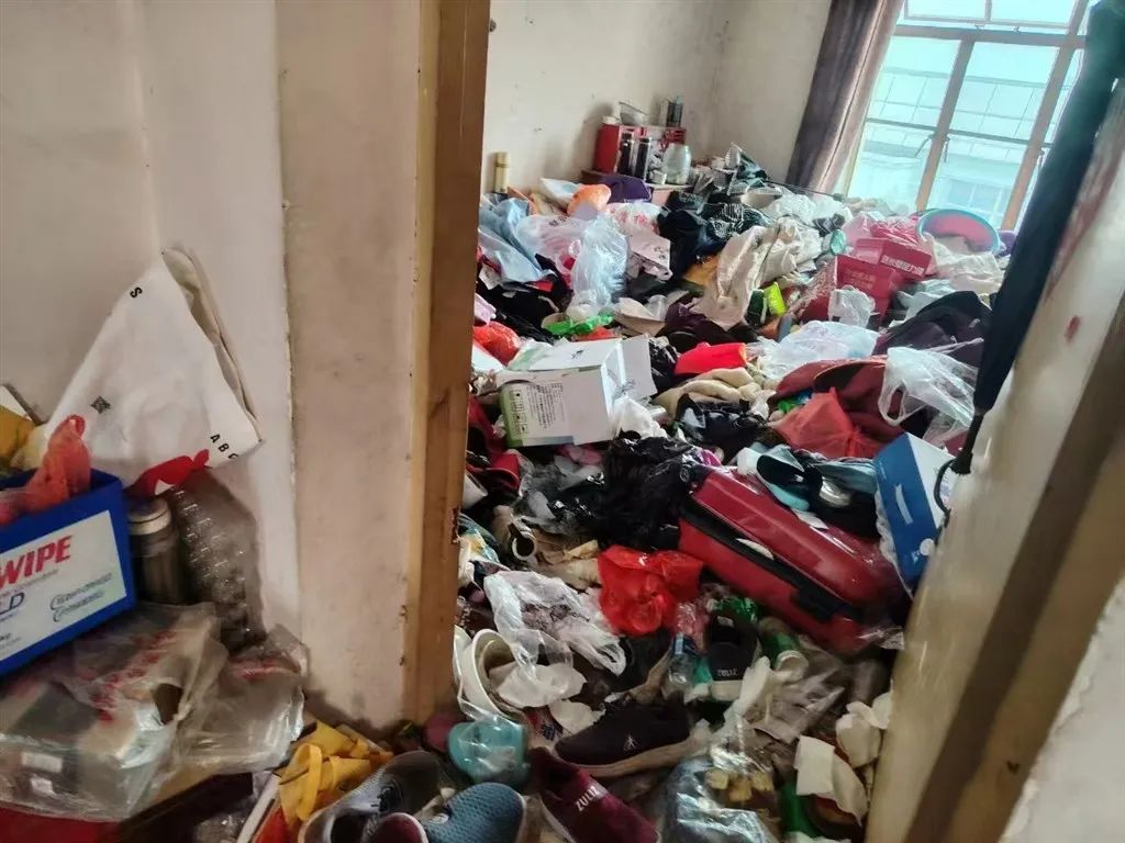 惊人！上海独居阿婆，60㎡家里竟藏着10吨垃圾？邻居苦不堪言：差点要起诉 ... ... ...