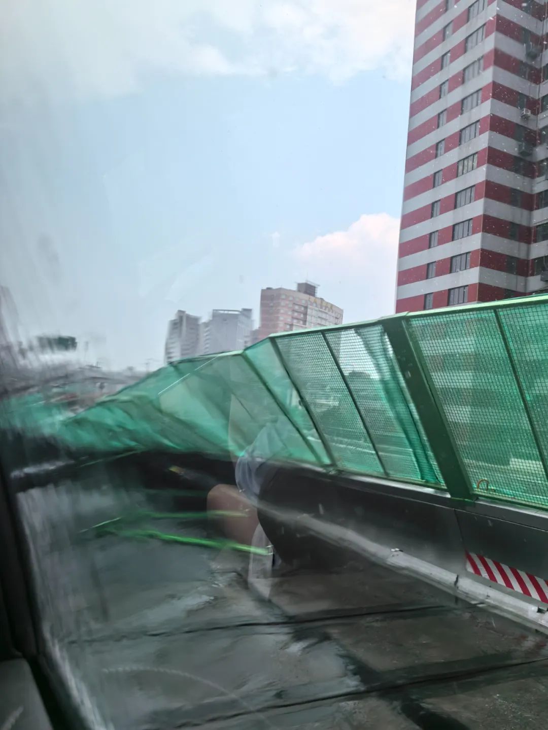 上海高架突发：风雨中，200米围栏倒了！今天“三预警”齐发，“三台风”即将共舞？ .. ...
