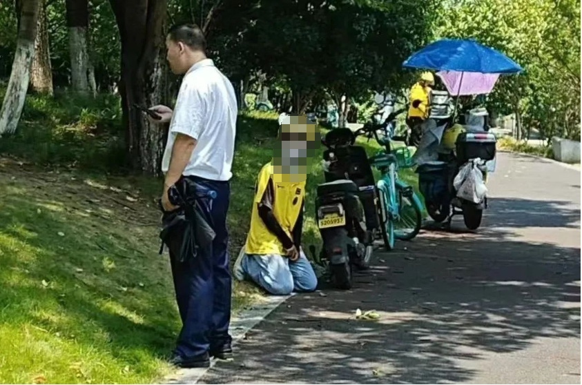 杭州外卖员与保安发生冲突下跪？最新通报