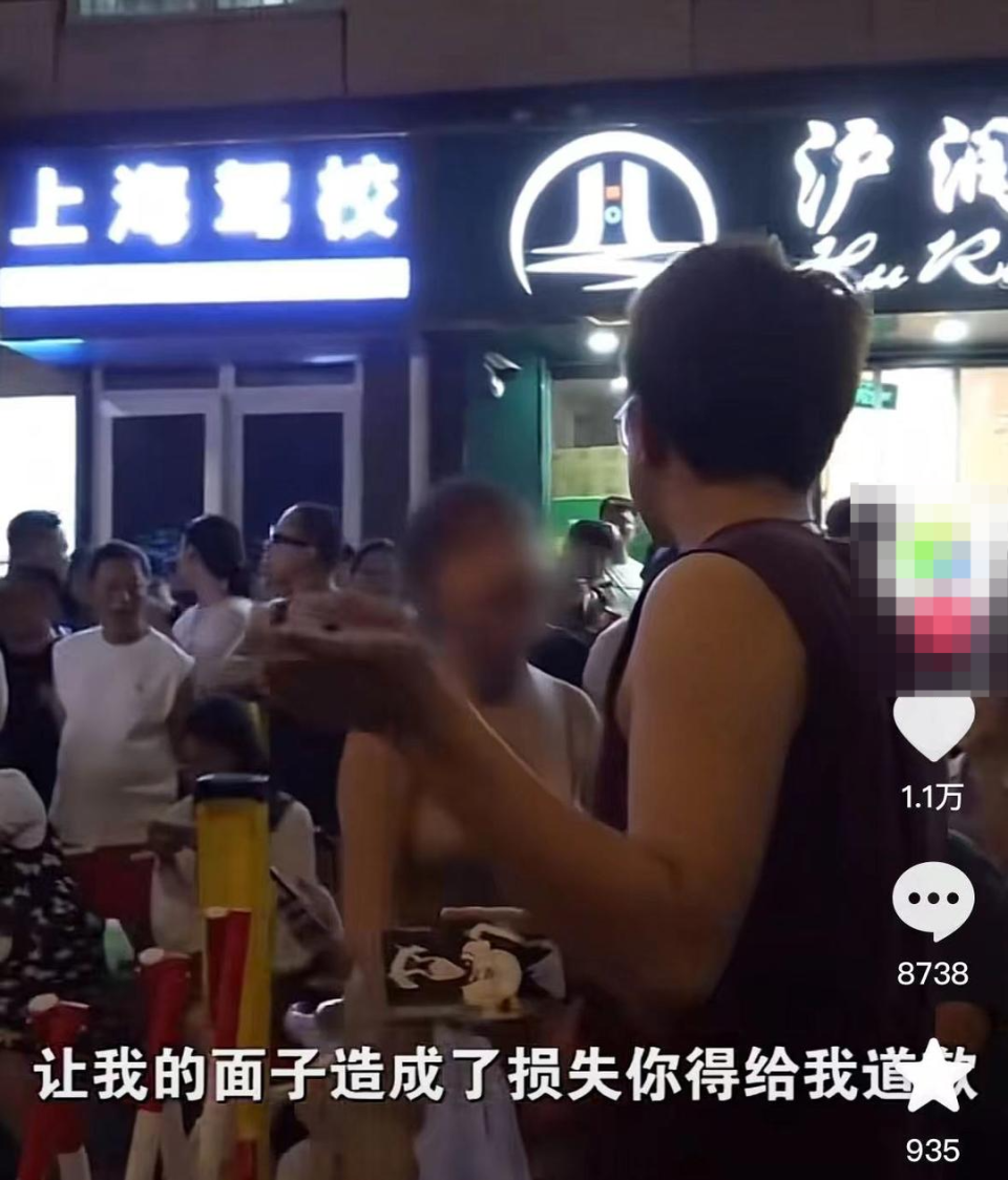 “我长这么好看我不想排”，上海夜市一女子疑因排队与多人争执，相关回应→ ... ...