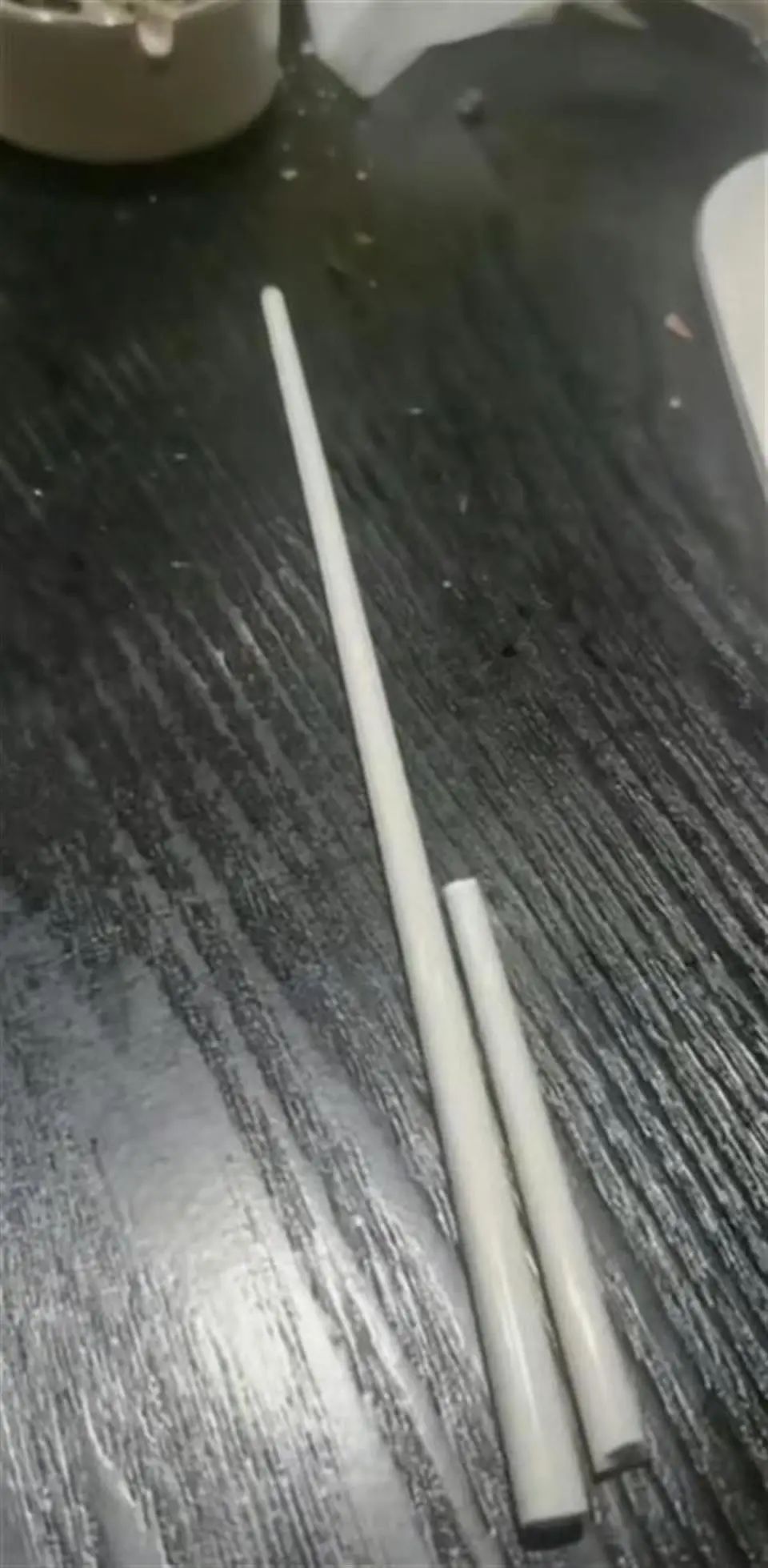 顾客餐厅消费上万，摔坏一根筷子被索赔100元？店员称是进口白瓷，市监部门介入！当事  ...