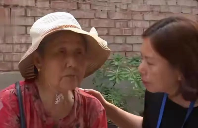 2019年74岁河南老太被闺女赶出家，邻居拍手叫好，监控还原真相 ... ...