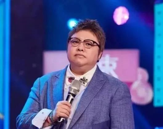韩红曾自曝大学时是“校花”，看了她18岁的照片，我被惊艳了！ ... ... ...