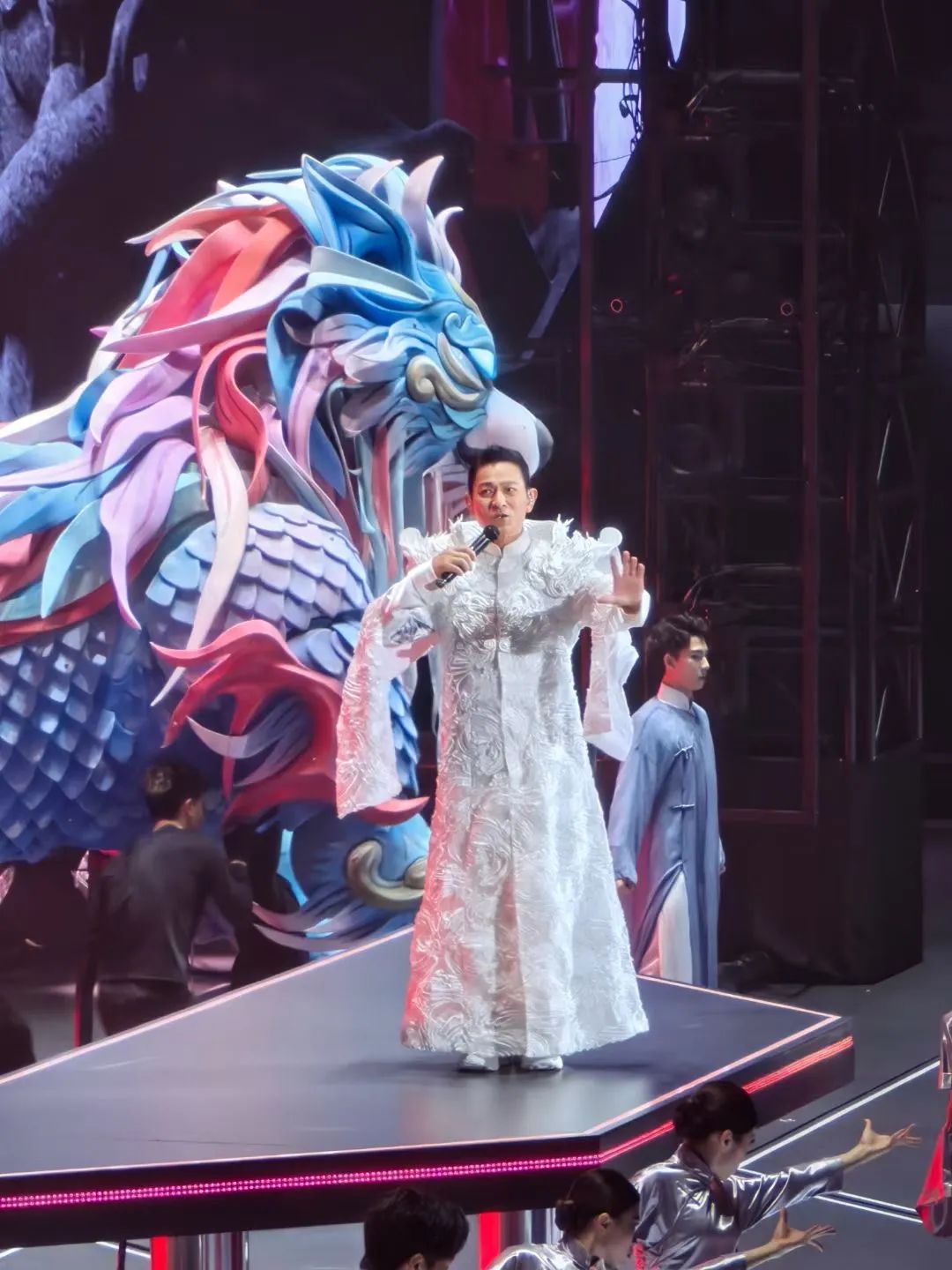 刘德华又滑跪！杭州演唱会太拼了！姑娘泪崩：这句话全场太感动 ... ... ...