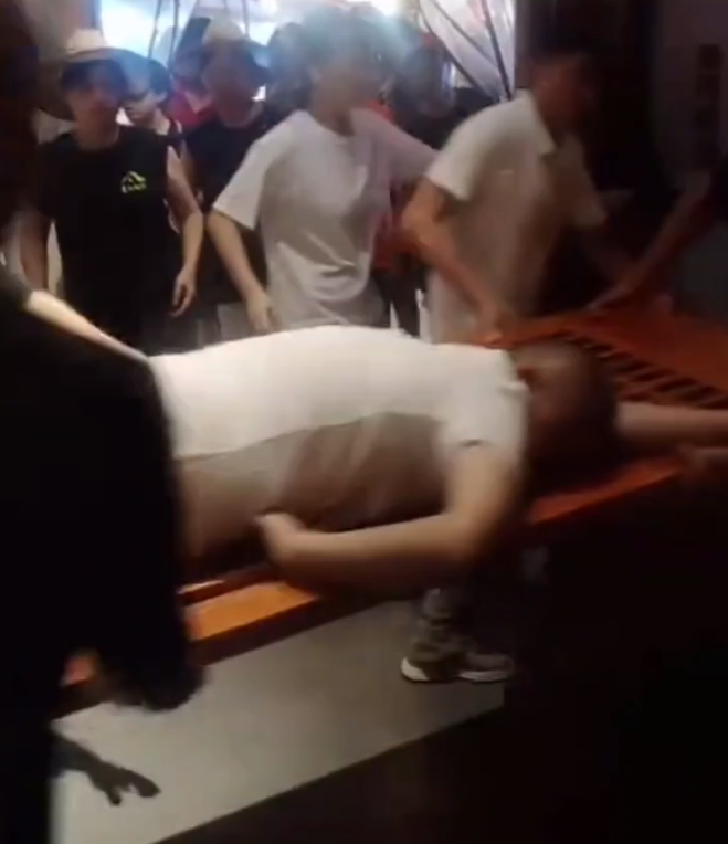 江西崇仁一网红饭店横梁砸中城管？知情人讲述细节！当地医院：有一人伤情很重 ... ... ...