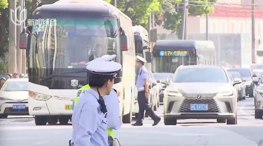 什么情况?上海这条大动脉竟堵成"猪肝紫"?市民吐槽:原来15分钟现在1小时 ... ... ...