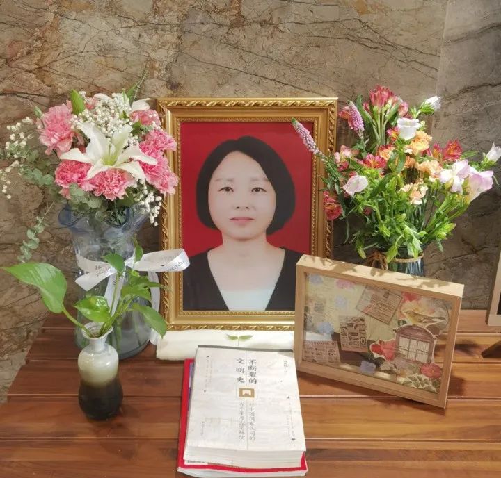 女教师遭“网课爆破”后猝死，两人被拘！家属最新发声