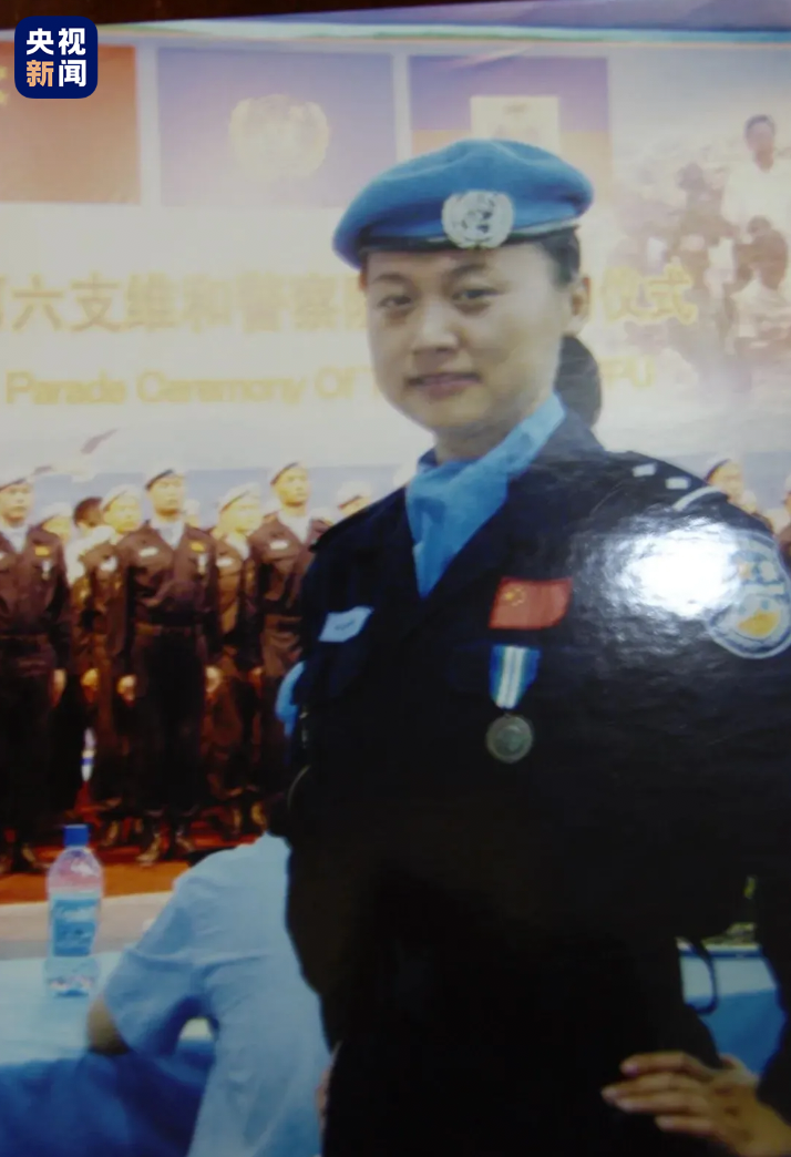 开学前，他带着录取通知书来到烈士母亲的雕像前……