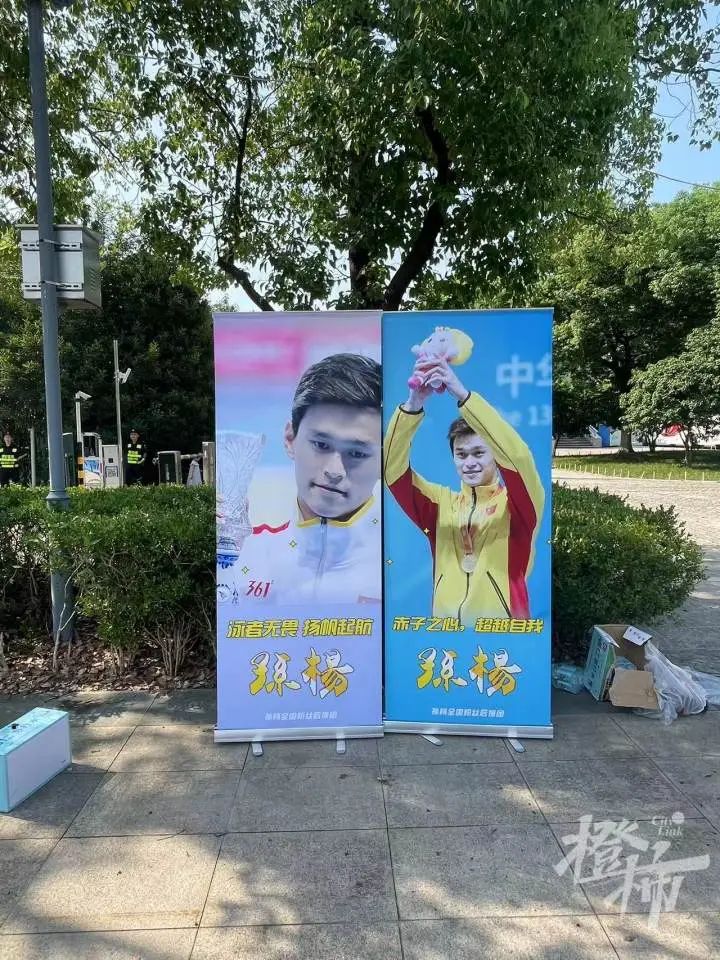 孙杨哭了！复出首秀“战胜”一众“00后”，门票价格炒到5倍，超百万人线上观赛…… .. ...