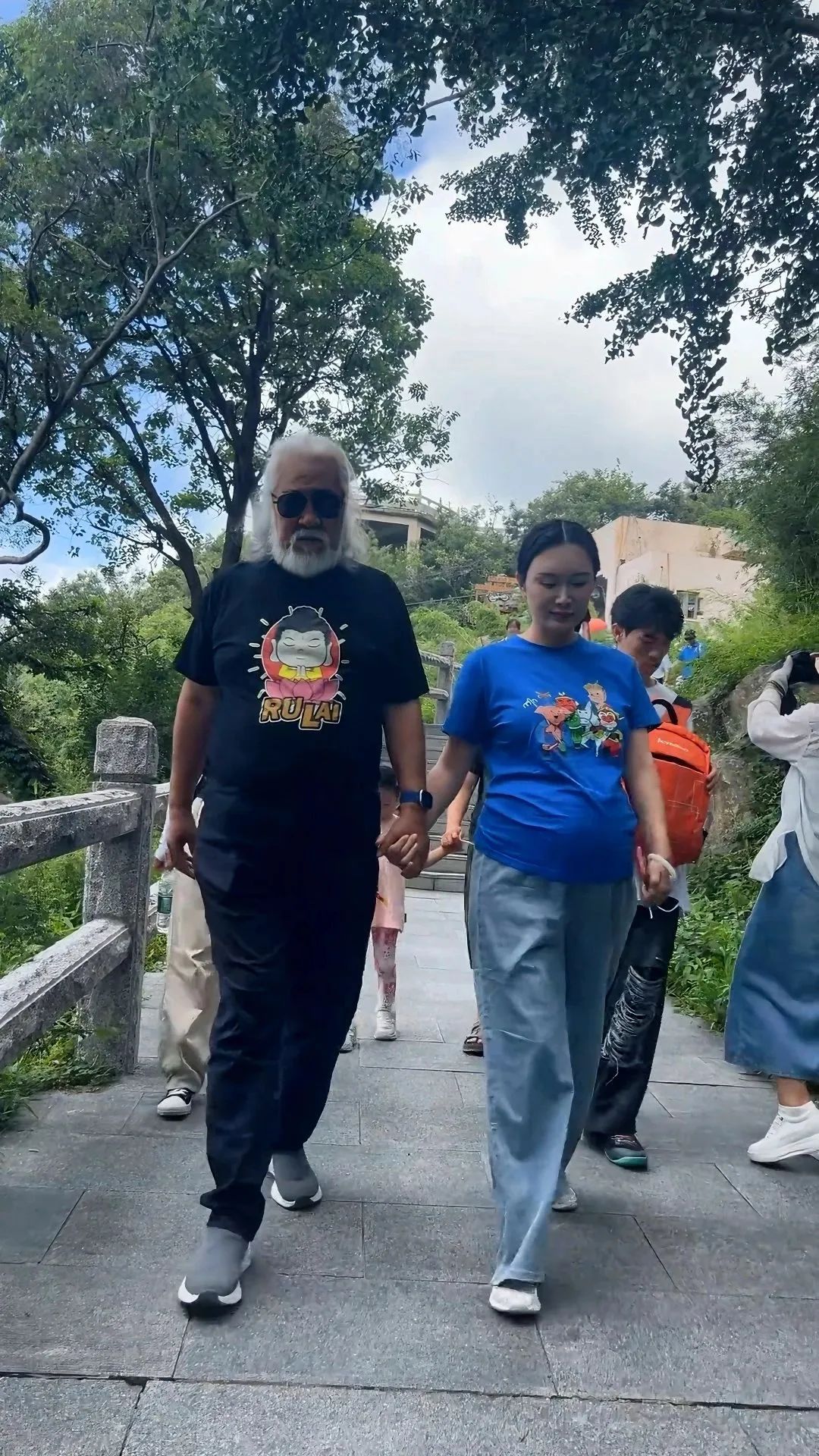 73岁再次喜当爹？和前妻互殴，娶小31岁娇妻，如今官宣四胎后他回应：我很抗造！ ... ...