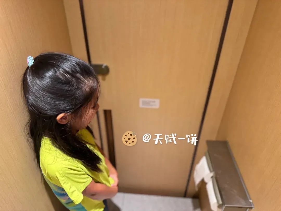 我在海底捞的厕所被锁了1小时，等着消防小哥来破门... 人生经历又丰富了亿点点！ ...  ...