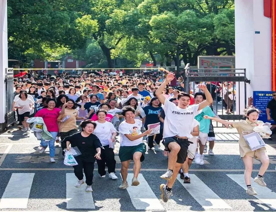 “我妈1w块都拿不出来！”“7万块暑假账单”冲上热搜，刺痛了多少普通家庭父母 ... ...