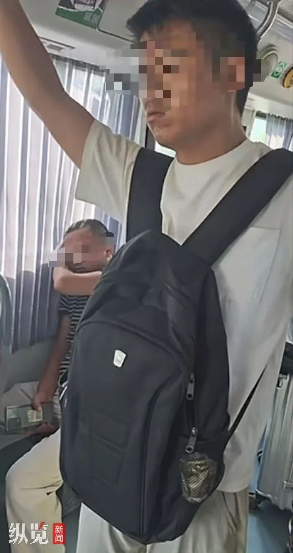 女子公交车上遭陌生男子暴露隐私部位猥亵，警方回应