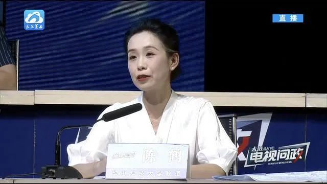 “怎么这么大官威啊？”女教授怒怼当地官员，本人回应：没有彩排 ... ...