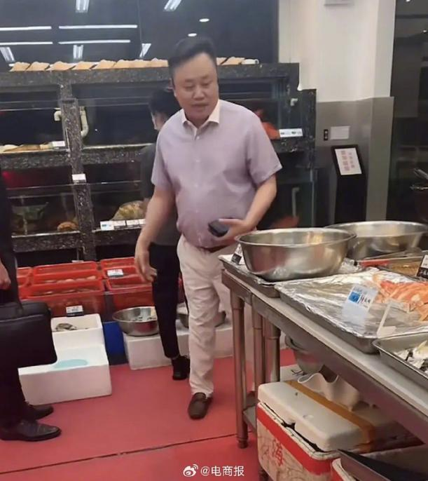 前首富黄光裕公开露面，人缘不错，好友加不停