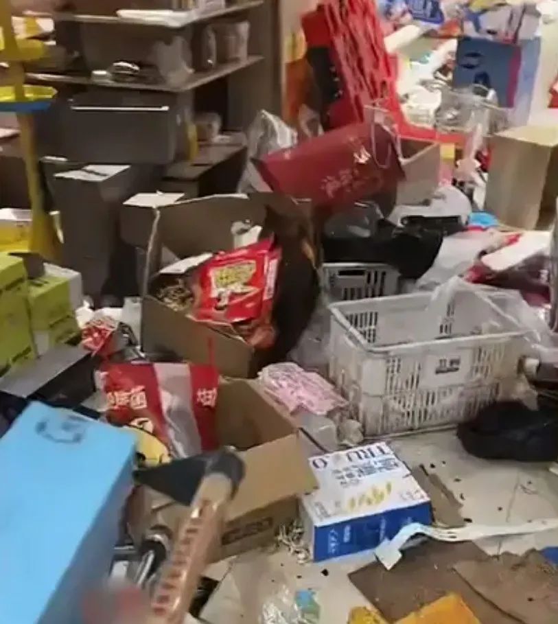 超市被造谣倒闭，遭大量顾客涌入抢购，连吃带喝一片狼藉？官方通报！ ... ...