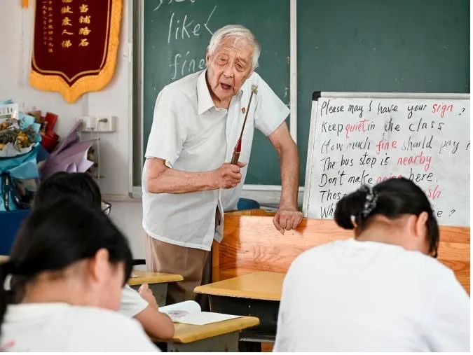 他的教鞭，是废旧的羽毛球拍……
