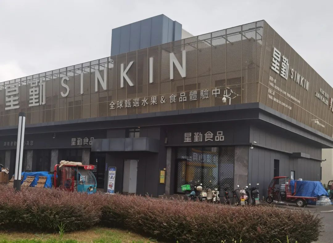 在食品店花近2万买的巢娭毑月饼是假货，售买双方都说对方掉包，谁在撒谎？ ... ...