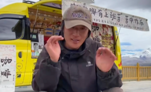 在印度遭性侵的网红西藏旅行，吐槽咖啡太贵，摊主发声：明码标价，运水往返120公里 .. ...