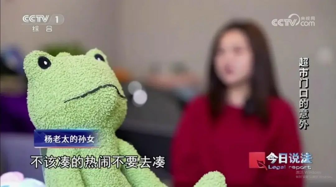 八旬老太排队领免费鸡蛋，被人群挤倒身亡，家属起诉超市！法院判了→ ... ...