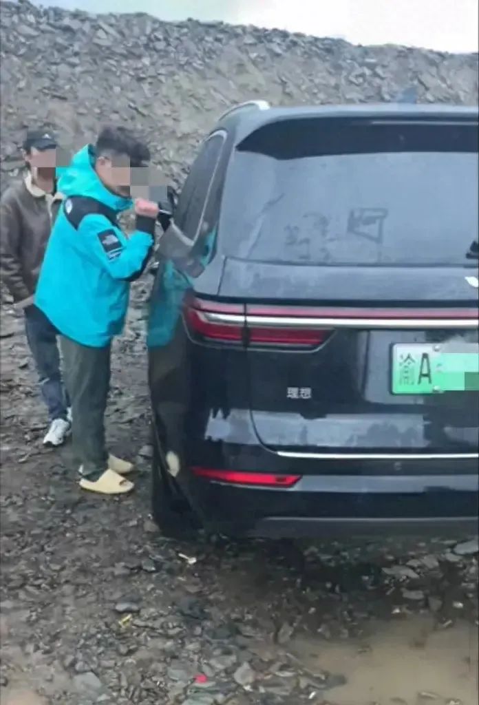 “遭罪”！4000米海拔手机信号弱，一家三口“淋着冰雹”却打不开车门，车主无奈砸窗… ...