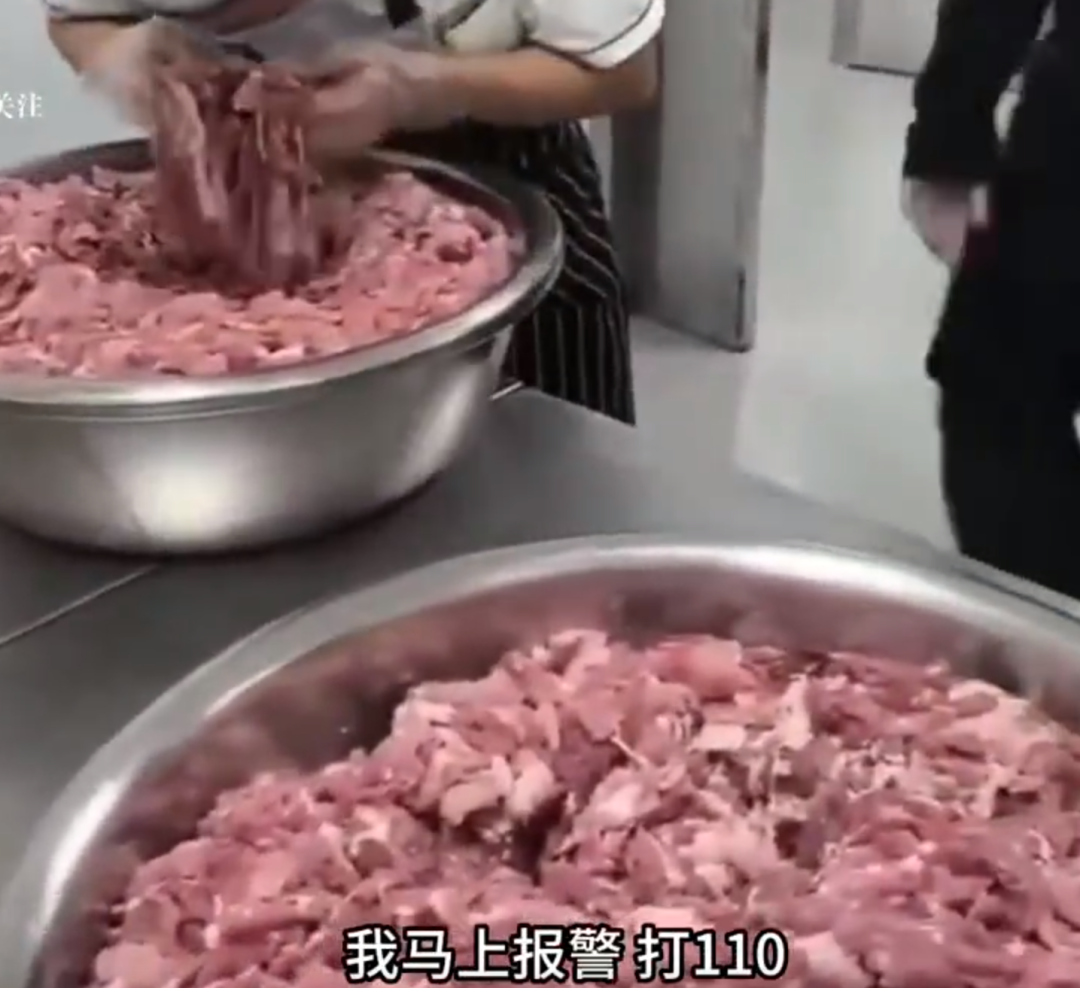 昆明一学校疑给学生吃臭肉被立案调查，家长：早有学生腹泻 ... ... ...