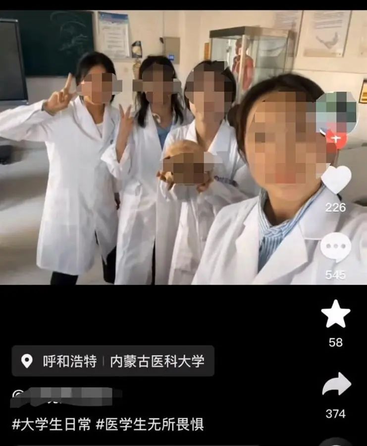 医学生晒手拿大体老师头骨合影惹争议，校方回应