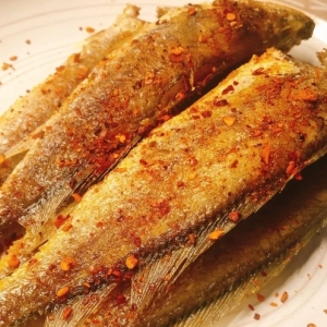 煎鱼第一步"千万不要"先倒油？这样做煎出来的鱼，鱼皮完整还不粘锅。 ... ... ... ... ...