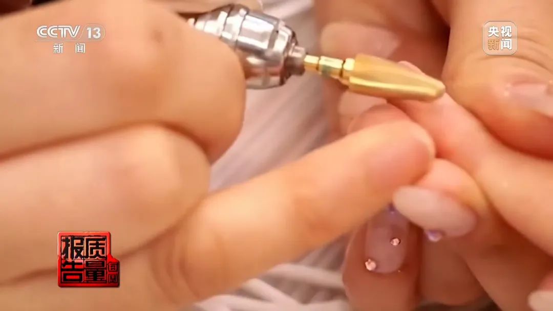 女子美甲后指甲长出霉菌！美甲店隐患曝光→