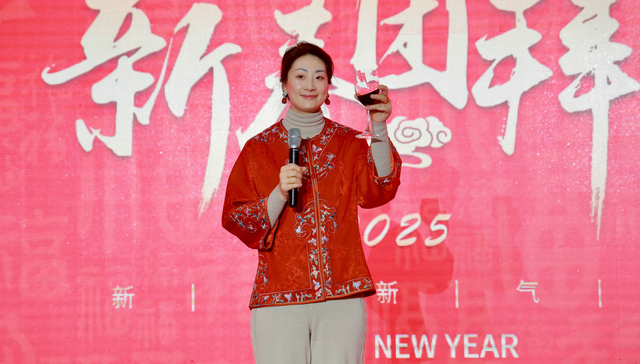 娃哈哈去年给一线员工发薪24亿元！宗馥莉现身团拜会，现场发放公寓钥匙 ... ...