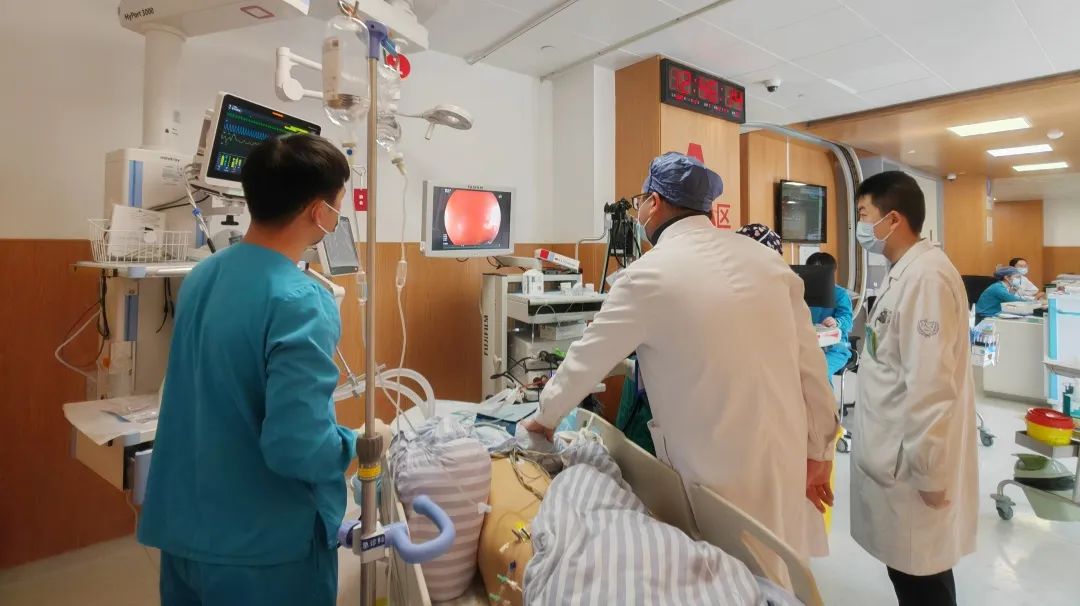 男子聚餐后，3小时内吐血6次！医生提醒：过年千万注意这件事！ ...