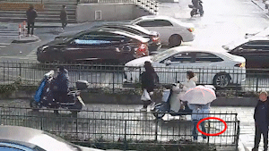 女子车流中发现一个黄色袋子，打开一看立马报警……