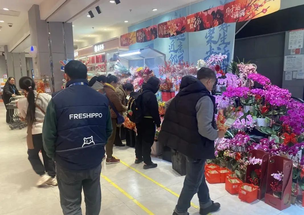 商超突然爆满，刚开门就全是人，“购物车都找不到”！网友：太夸张 ...