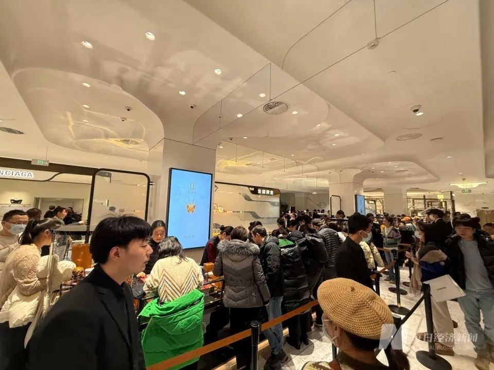 排队5小时才看到柜台，“黄金界爱马仕”卖疯了！黄牛代购日赚万元，公司股价8个月翻10 ...