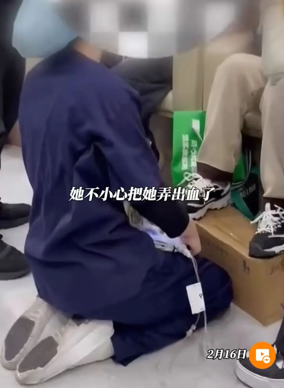 事发上海三甲医院！一护士突然下跪求原谅，网友炸锅：凭啥？隔着屏幕都让人生气 ... . ...