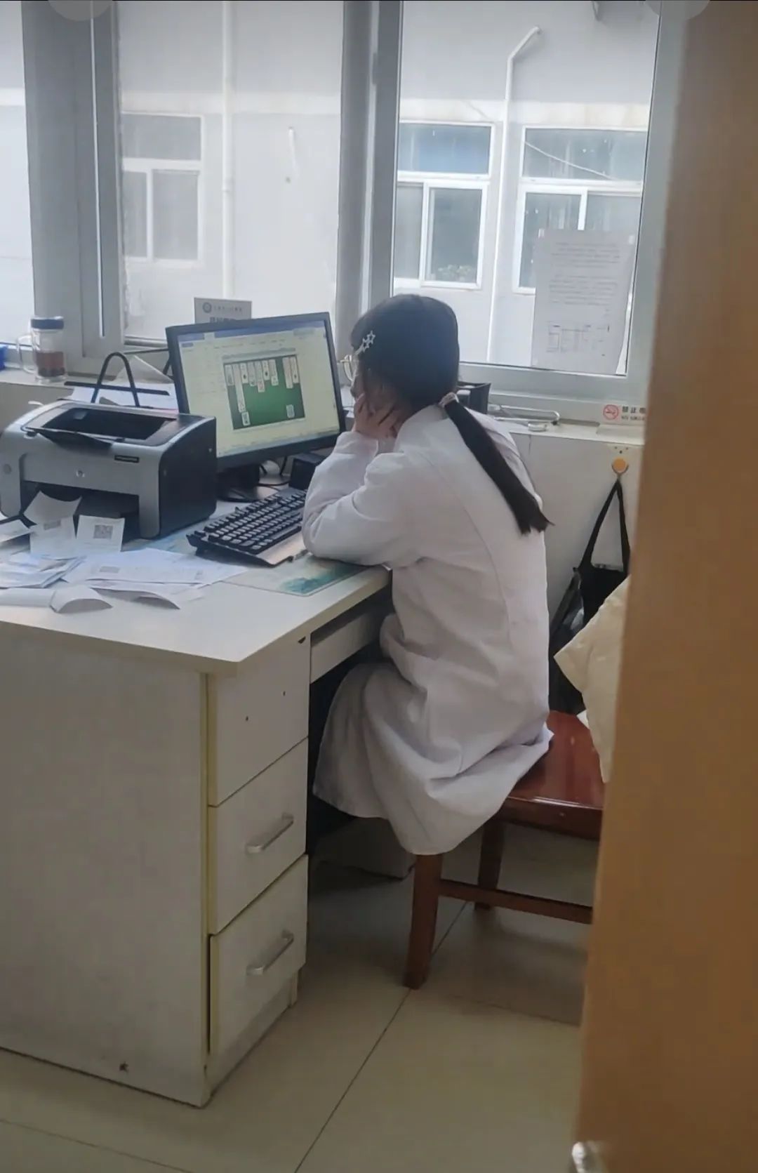 患者苦等1个多小时，医生却在玩游戏？官方通报！