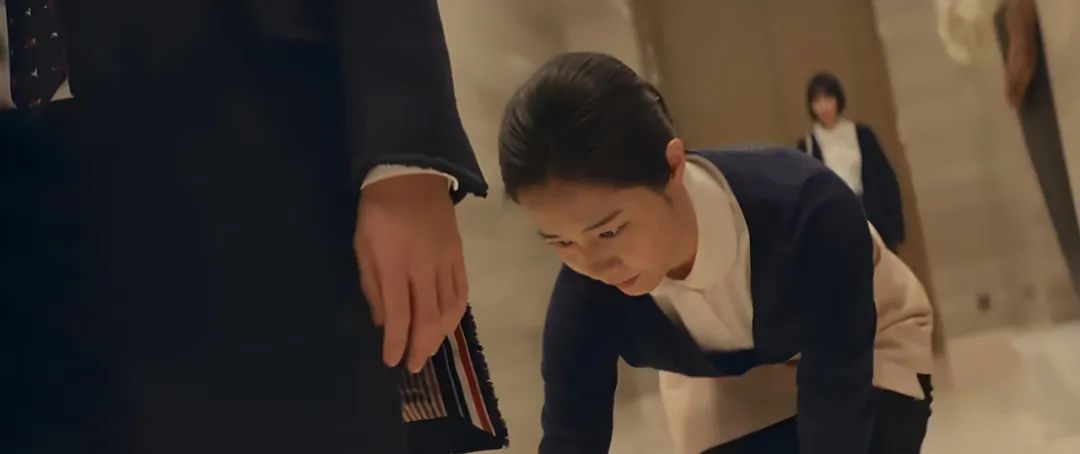 热搜上的「血色复婚」：想复就堂堂正正复，玩弄保姆算什么？ ... ... ...