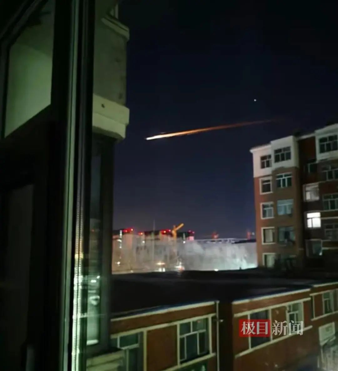黑龙江多地居民午夜目击“不明飞行物”！现场视频曝光，当地回应→ ... ... ...