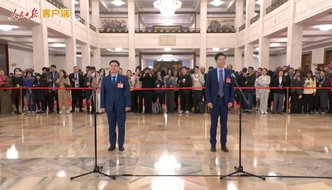 冲上热搜！站雷军背后的“表情包总裁”走红，本人回应