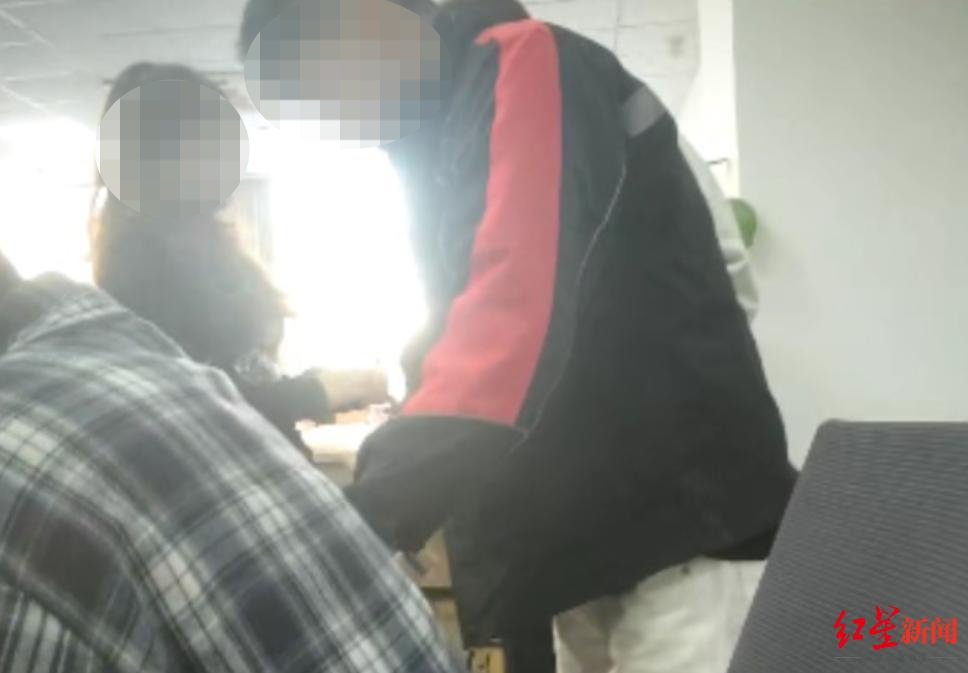 二手奢侈品商家勾结顺丰快递员，私拆包裹损件造假！记者卧底调查：有公司培训“到手刀 ...