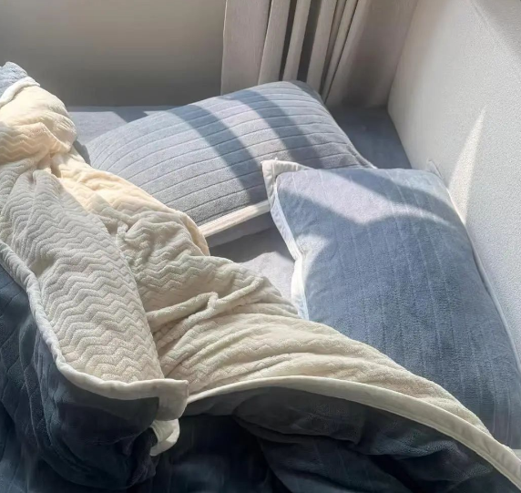 女生躲衣柜偷录下男友和前女友亲密全程，而我最关心的却不是视频内容… ... ... ...